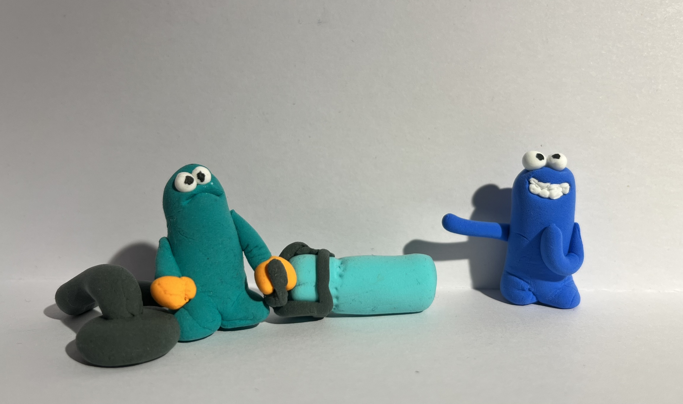 Türkiser Squig mit Boxhandschuhen, kaputter Boxsack daneben, blauer Squig schaut